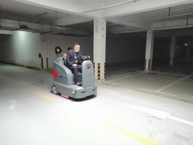 大埔小区物业保洁不用人力改用驾驶式洗地机了